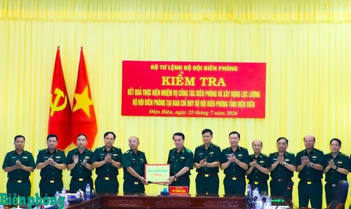 Trung tướng Vũ Trung Kiên trao quà của Bộ Tư lệnh Bộ đội Biên phòng tặng Ban Chỉ huy Bộ đội Biên phòng tỉnh Điện Biên. Ảnh: Thanh Xuân