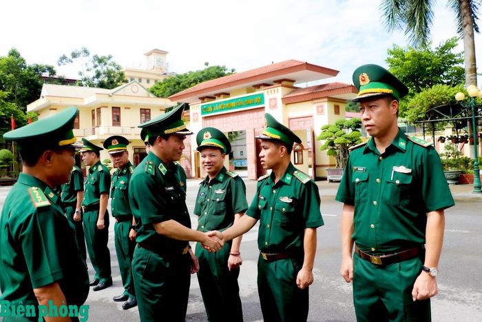 Trung tướng Vũ Trung Kiên cùng các thành viên đoàn công tác đến thăm, kiểm tra tại Ban Chỉ huy Bộ đội Biên phòng tỉnh Điện Biên. Ảnh: Thanh Xuân