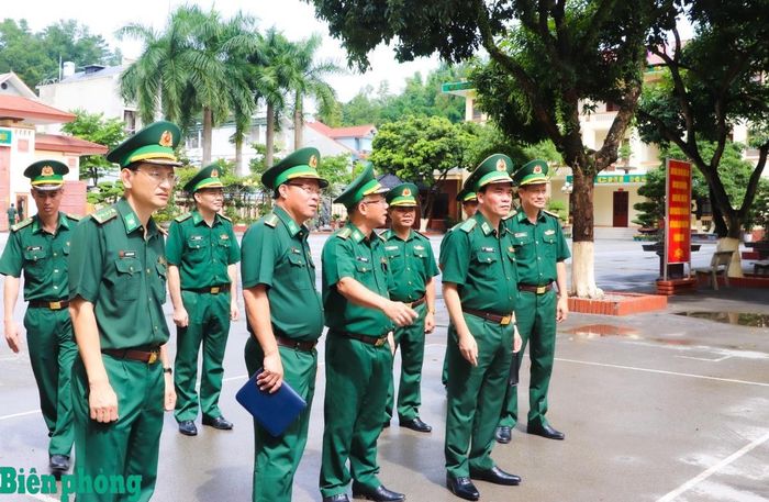 Trung tướng Vũ Trung Kiên cùng đoàn công tác thăm, kiểm tra doanh trại cơ quan Ban Chỉ huy Bộ đội Biên phòng tỉnh Điện Biên. Ảnh: Thanh Xuân