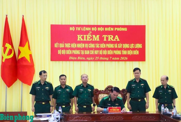 Trung tướng Vũ Trung Kiên ghi sổ vàng Truyền thống Ban Chỉ huy Bộ đội Biên phòng tỉnh Điện Biên. Ảnh: Thanh Xuân