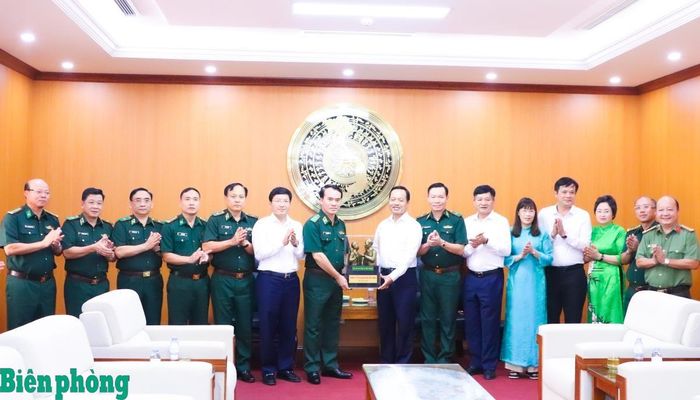 Trung tướng Vũ Trung Kiên trao tặng Tỉnh ủy, Hội đồng nhân dân, Ủy ban nhân dân tỉnh Điện Biên bức tượng “Bác Hồ với chiến sĩ Biên phòng”. Ảnh: Thanh Xuân