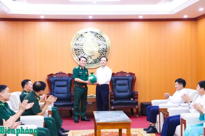 Đồng chí Trần Tiến Dũng trao quà lưu niệm tặng đoàn công tác Bộ Tư lệnh Bộ đội Biên phòng. Ảnh: Thanh Xuân
