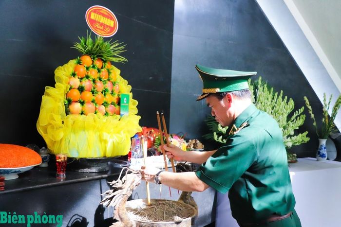 Trung tướng Vũ Trung Kiên dâng hương tại Đài tưởng niệm các Anh hùng liệt sĩ trong Nghĩa trang Liệt sĩ quốc gia A1. Ảnh: Thanh Xuân
