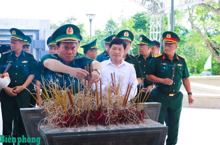 Trung tướng Vũ Trung Kiên và đồng chí Mùa A Vảng, cùng các đại biểu dâng hương tại Đền thờ Liệt sĩ tại Chiến trường Điện Biên Phủ. Ảnh: Thanh Xuân