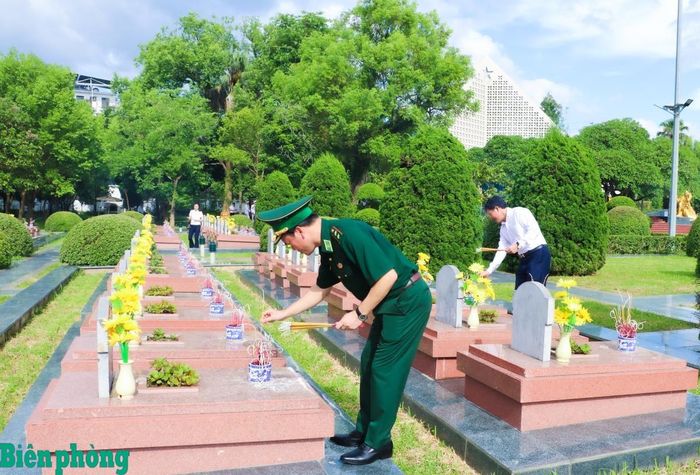Trung tướng Vũ Trung Kiên và đồng chí Mùa A Vảng thắp hương tại các phần mộ liệt sĩ trong Nghĩa trang Liệt sĩ quốc gia A1. Ảnh: Thanh Xuân