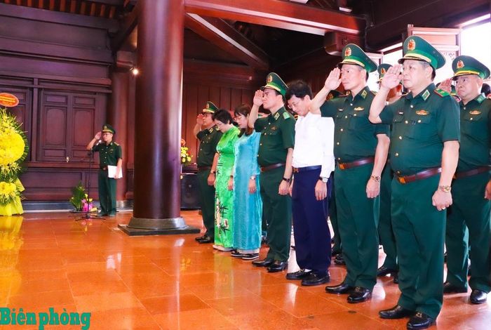 Trung tướng Vũ Trung Kiên cùng Đoàn công tác của Đảng ủy, Bộ Tư lệnh Bộ đội Biên phòng và lãnh đạo tỉnh Điện Biên dâng hương tưởng niệm các Anh hùng, liệt sĩ tại Đền thờ Liệt sĩ tại Chiến trường Điện Biên Phủ. Ảnh: Thanh Xuân