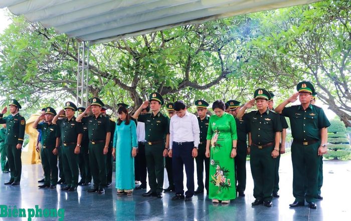 Trung tướng Vũ Trung Kiên cùng đồng chí Mùa A Vảng và các đại biểu dành phút tưởng niệm các Anh hùng, liệt sĩ tại Nghĩa trang Liệt sĩ quốc gia A1. Ảnh: Thanh Xuân