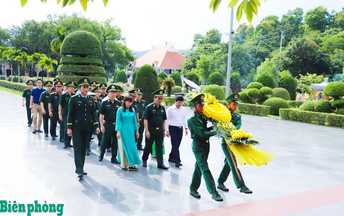 Đoàn công tác của Đảng ủy, Bộ Tư lệnh Bộ đội Biên phòng và lãnh đạo tỉnh Điện Biên đặt vòng hoa tưởng niệm các Anh hùng, liệt sĩ tại Nghĩa trang Liệt sĩ quốc gia A1. Ảnh: Thanh Xuân