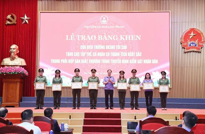 Lãnh đạo Viện KSND tối cao tặng bằng khen các tập thể, cá nhân có thành tích trong phối hợp sản xuất chương trình Truyền hình Kiểm sát nhân dân.