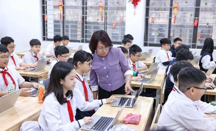 Chuyên gia cho rằng, cần dạy học sinh cách sử dụng mạng xã hội, thay vì ngăn cấm.