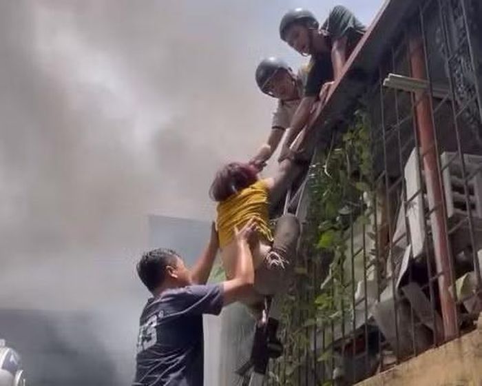 Các nạn nhân mắc kẹt được hướng dẫn, hỗ trợ thoát ra ngoài. Ảnh CAHN