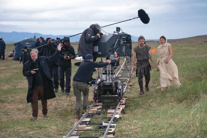 Đạo diễn Christopher Nolan (ngoài cùng bên trái) trên trường quay The Odyssey. Nguồn: Universal Pictures