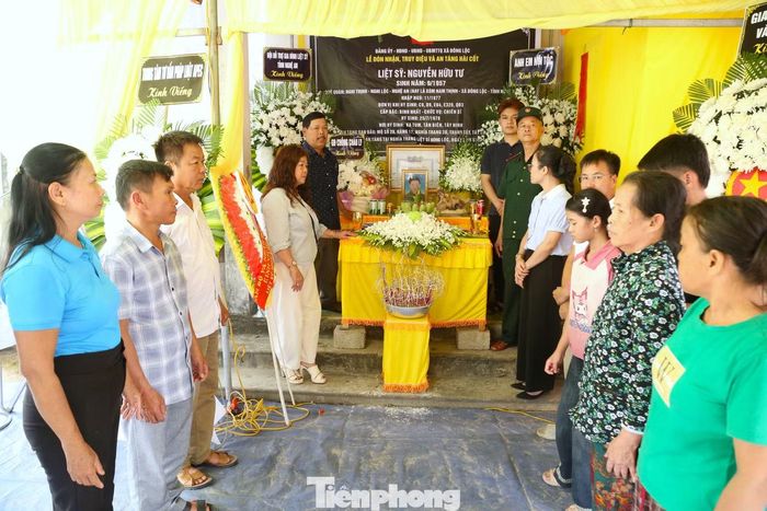 Thân nhân liệt sĩ Nguyễn Hữu Tư tại quê nhà.