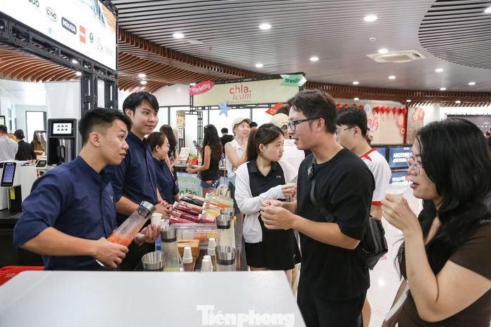 Chiều 24/7, UBND phường Hải Châu (TP. Đà Nẵng) tổ chức Đại tiệc Cà phê - Vietnam Coffee Challenge 2026. Dù lần đầu được tổ chức ở Đà Nẵng nhưng sự kiện thu hút đông đảo các bạn trẻ cũng như người dân và du khách. Ảnh: Giang Thanh
