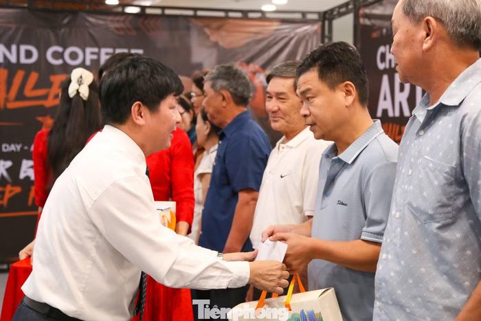 Dịp này, ban tổ chức cũng trao quà cho 40 hộ gia đình chính sách trên địa bàn phường. Theo ông Nguyễn Văn Duy – Chủ tịch UBND phường Hải Châu, địa phương mong muốn lấy cà phê làm cầu nối để kể câu chuyện về con người, văn hóa Đà Nẵng.