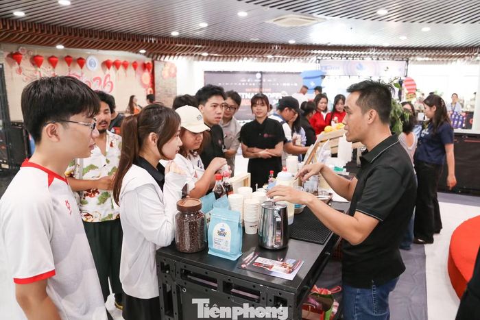 Xếp hàng chờ ở gian hàng, bạn Đỗ Huyền Trang (phường Sơn Trà) chăm chú theo dõi quy trình pha chế cà phê mắm.
