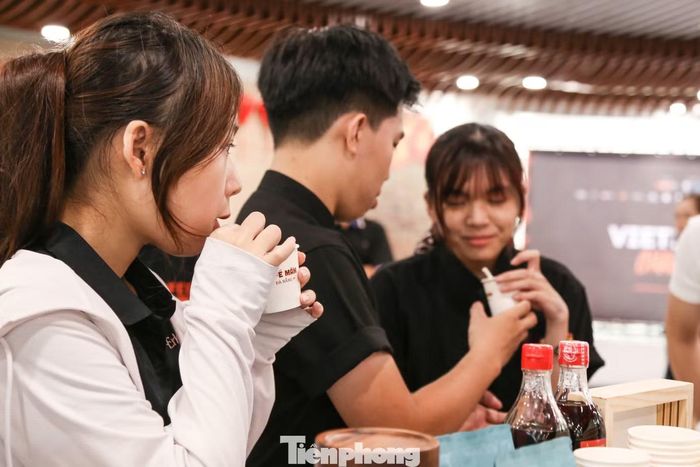Từng nghe về cà phê mắm trước đây nhưng Trang chưa có cơ hội thưởng thức. Bởi vậy, lần này, khi biết thông tin về Đại tiệc Cà phê, em cùng bạn bè có mặt từ sớm để nếm thử món cà phê độc đáo này.