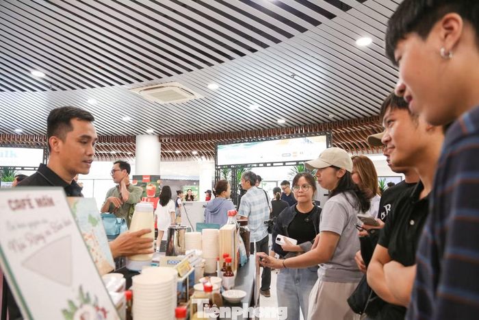 Với cách chế biến mới lạ, gian hàng giới thiệu cà phê mắm luôn đắt khách, vây quanh bởi dòng người chờ đợi thưởng thức cà phê. Anh Nguyễn Thái Nhật Huy (người phụ trách gian hàng) cho hay, cà phê mắm hấp dẫn các bạn trẻ không chỉ bởi cái tên mà còn bởi câu chuyện văn hóa đằng sau nó.
