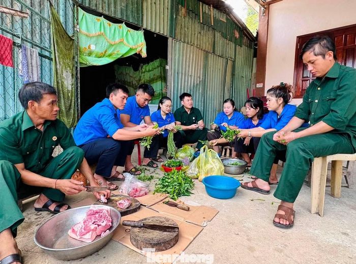 Tiếng cười nói rộn rã của tuổi trẻ hòa cùng hình ảnh các cựu chiến binh, cán bộ, chiến sĩ bộ đội, công an và người dân cùng nhau nhặt từng bó rau, sơ chế thực phẩm, nấu nướng, bày biện mâm cơm đã tạo nên những khoảnh khắc bình dị đầy xúc động.