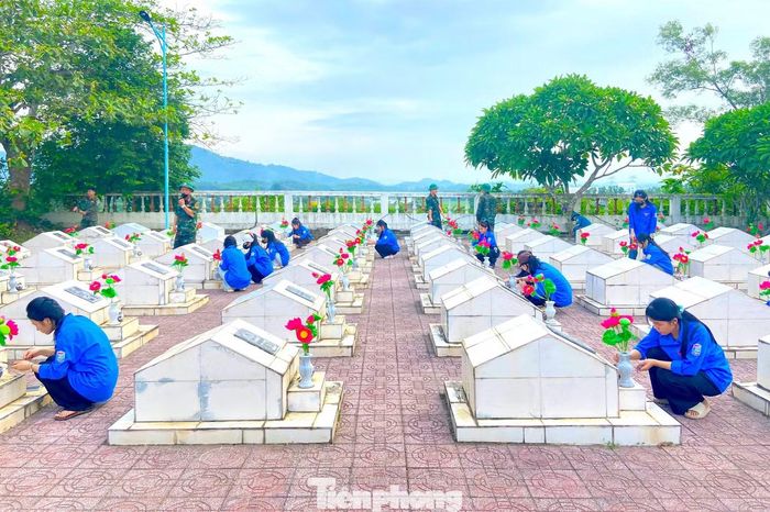 Bên cạnh những "bữa cơm tri ân", tuổi trẻ Nghệ An còn tổ chức nhiều hoạt động thiết thực khác. Tại xã Đông Hiếu, đoàn viên thanh niên phối hợp cùng cán bộ, chiến sĩ Lữ đoàn Tăng thiết giáp 206 và Viettel Thái Hòa dâng hoa, thắp hương tại Nghĩa trang Liệt sĩ số 2 Thái Hòa. Từng đóa hoa tươi được kính cẩn đặt lên các phần mộ, từng nén hương được thắp lên là lời tri ân sâu sắc gửi đến những người con ưu tú đã ngã xuống vì Tổ quốc.