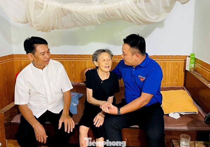 Những lời động viên chân thành, cái nắm tay ấm áp đã tiếp thêm niềm vui cho các gia đình chính sách trong những ngày tháng Bảy.