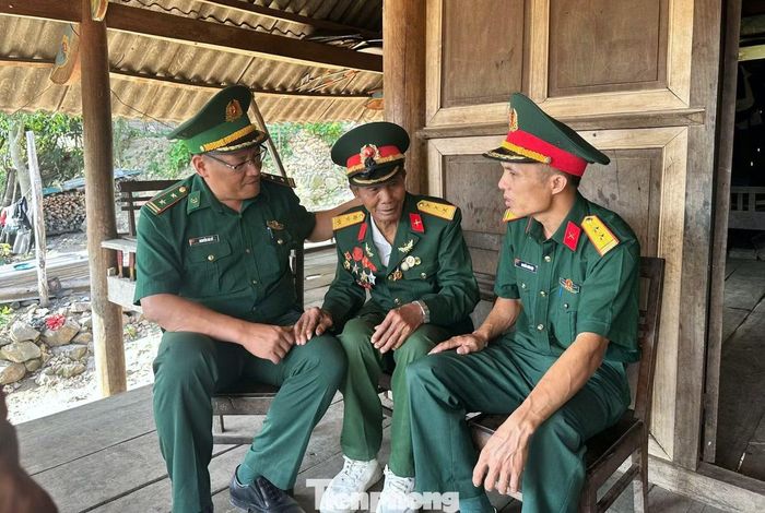 Tại xã Keng Đu, Chi đoàn Đồn Biên phòng Keng Đu phối hợp cùng Đoàn xã và các ban, ngành tổ chức bữa cơm tri ân tại nhà thương binh Tang Phò Khăm, đồng thời trao quà tới nhiều thương, bệnh binh trên địa bàn.