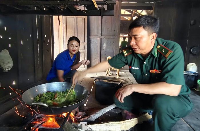 Bên bếp lửa hồng, câu chuyện về những năm tháng chiến tranh được người thương binh chậm rãi kể lại. Những ký ức về một thời bom đạn, về sự hy sinh của đồng đội khiến nhiều đoàn viên lặng người. Bữa cơm vì thế không chỉ thêm đậm vị quê hương mà còn chất chứa lòng biết ơn đối với những người đã dành cả tuổi thanh xuân cho độc lập, tự do của Tổ quốc.