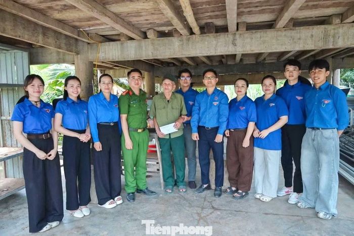 Tháng Bảy, khắp các xã, phường trên địa bàn Nghệ An rộn ràng những hoạt động tri ân hướng tới kỷ niệm 79 năm Ngày Thương binh - Liệt sĩ (27/7/1947 - 27/7/2026). Bên cạnh những món quà ý nghĩa, nhiều cơ sở Đoàn đã chọn một cách tri ân gần gũi, chân thành bằng những "bữa cơm nghĩa tình" được chính các đoàn viên thanh niên cùng lực lượng công an, bộ đội, hội cựu chiến binh và các tổ chức đoàn thể tự tay chuẩn bị. Trong ảnh, Đoàn trường Đại học Nghệ An thăm tặng quà các hộ gia đình chính sách tại xã biên giới Tam Thái. Ảnh: Ngọc Tú