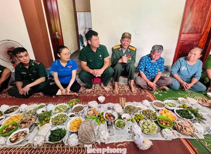Những người lính biên phòng, chiến sĩ công an và đoàn viên cùng nấu từng món ăn, trò chuyện với gia đình người có công như những người thân trong một mái nhà.