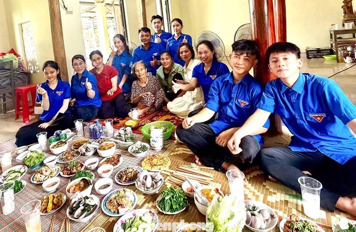 Tại xã Hùng Châu, Đoàn Thanh niên đã đến thăm gia đình thương binh Vũ Xuân Tụng ở xóm Mỹ Quan. Các đoàn viên cùng gia đình đi chợ, chuẩn bị nguyên liệu, nhóm bếp, nấu từng món ăn. Mâm cơm tuy đơn sơ nhưng đong đầy sự quan tâm của thế hệ trẻ dành cho người lính năm xưa.