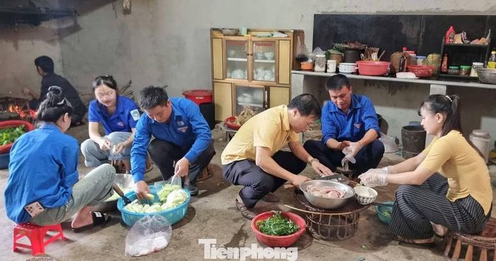 Không khí đầm ấm ấy cũng hiện diện tại xã Sơn Lâm khi Ủy ban MTTQ Việt Nam xã cùng các tổ chức chính trị - xã hội tổ chức "Bữa cơm tri ân" tại gia đình thương binh Lô Đình Du ở bản Thanh Lâm.