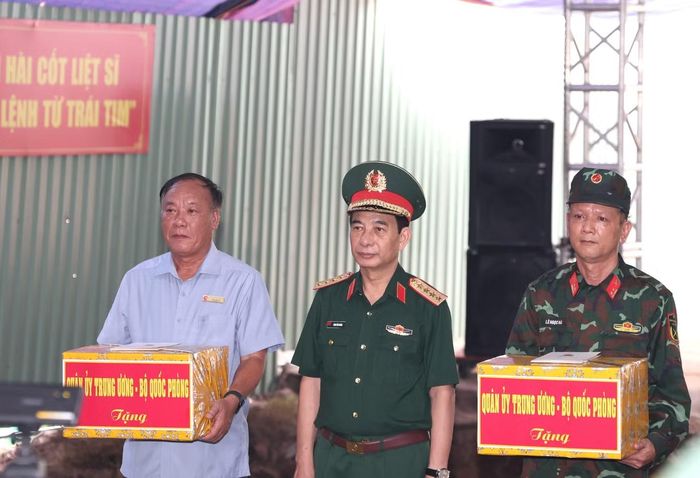 Đại tướng Phan Văn Giang tặng quà động viên lực lượng tìm kiếm, quy tập hài cốt liệt sĩ tại Công viên Lê Thị Riêng. (Ảnh: Ngô Tùng)