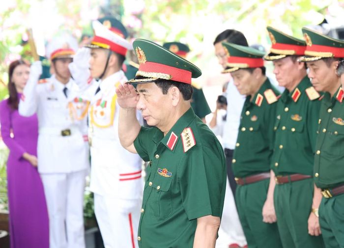 Đại tướng Phan Văn Giang và đại biểu mặc niệm tưởng nhớ, tri ân các vị tiền bối cách mạng đã hy sinh vì sự nghiệp đấu tranh, giải phóng dân tộc.
