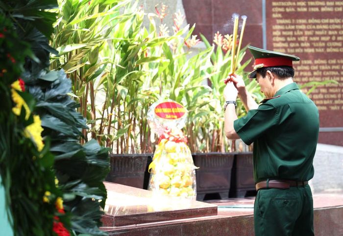 Đại tướng Phan Văn Giang dâng hương tưởng niệm cố Tổng Bí thư Trần Phú.