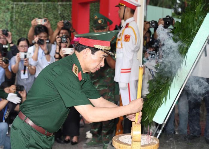 Đại tướng Phan Văn Giang thành kính dâng hương tại Bia tưởng niệm liệt sĩ Lê Thị Riêng, liệt sĩ Trần Văn Kiểu.