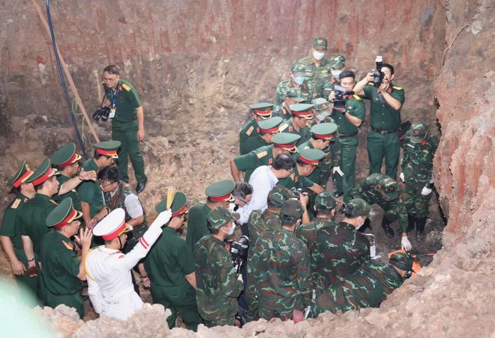 Đại tướng Phan Văn Giang cùng đoàn công tác kiểm tra công tác quy tập hài cốt liệt sĩ tại Công viên Lê Thị Riêng.