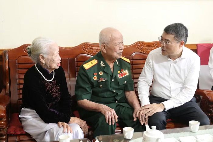  Thủ tướng Chính phủ Lê Minh Hưng thăm, tặng quà gia đình thương binh Phí Hương Dũng. (Ảnh: Quàng Đạt) 