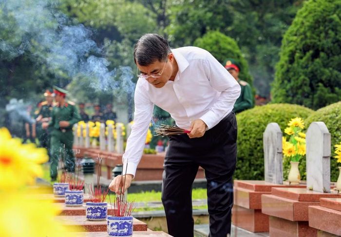 Thủ tướng Chính phủ Lê Minh Hưng thắp hương tri ân từng phần mộ liệt sĩ tại Nghĩa trang Liệt sĩ Quốc gia A1. (Ảnh: Ngọc Thủy)
