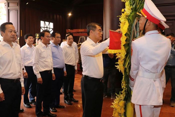 Thủ tướng Lê Minh Hưng cùng đoàn công tác và các đồng chí lãnh đạo tỉnh Điện Biên tri ân Anh hùng liệt sĩ tại Đền thờ Liệt sĩ tại Chiến trường Điện Biên Phủ. (Ảnh: CTTĐT tỉnh Điện Biên)