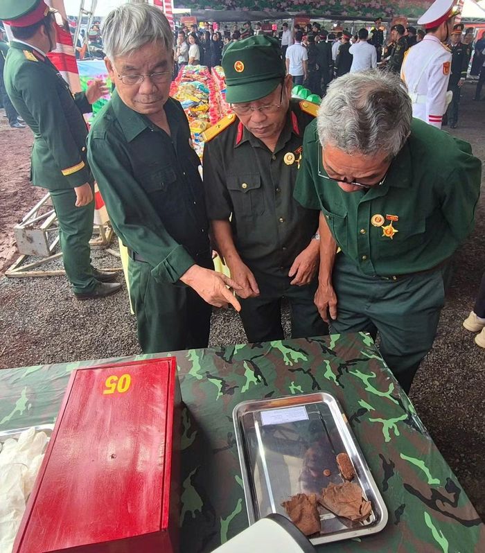 Nhiều cựu chiến binh nhớ lại thời kháng chiến cũng từng có những kỷ vật như những dị vật vừa tìm thấy tại khu mộ tập thể xã Minh Đức