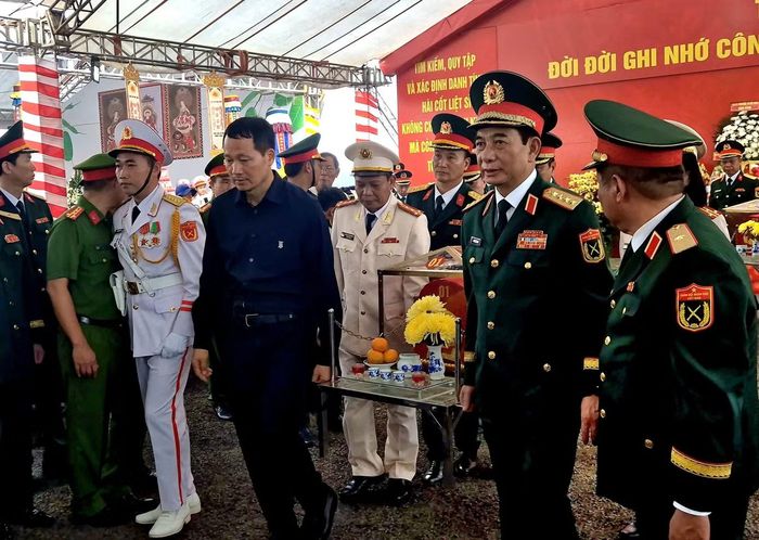 Đại tướng Phan Văn Giang cùng các đại biểu đưa hài cốt liệt sĩ về nơi quy tập.