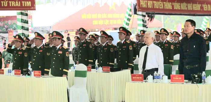 Các đại biểu dự buổi lễ.
