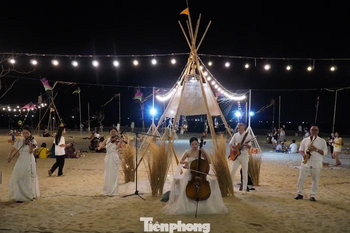 Xuyên suốt chương trình, du khách được hòa mình vào những giai điệu acoustic nhẹ nhàng. Theo Sở Văn hóa, Thể thao và Du lịch Đà Nẵng, dạ tiệc ánh sáng biển góp phần làm phong phú thêm hệ sinh thái sản phẩm du lịch đêm của thành phố.