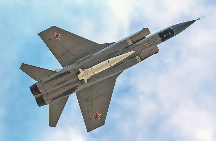 Tên lửa đạn đạo siêu vượt âm Kinzhal trên máy bay MiG-31K của Nga. Ảnh: ResearchGate.