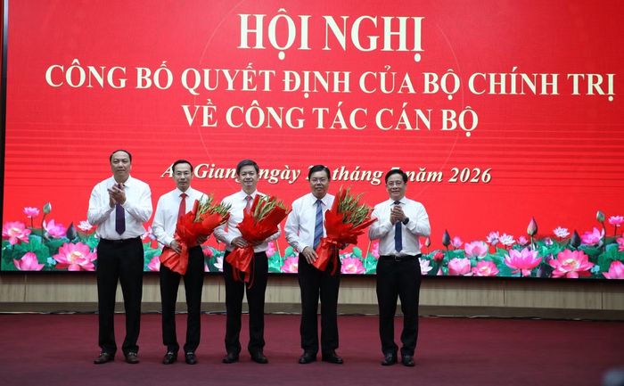 Lãnh đạo Tỉnh ủy, UBND tỉnh An Giang chúc mừng ông Lê Quang Tùng, ông Nguyễn Tiến Hải và ông Nguyễn Thanh Nhàn nhận nhiệm vụ mới. Ảnh: Nhật Huy.