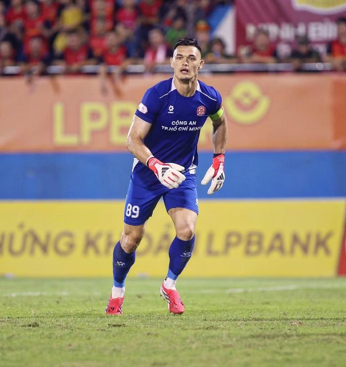 Trước ASEAN Cup, Patrik Lê Giang được trao cơ hội trong trận giao hữu tuyển Việt Nam thắng Myanmar 4-0 tại Thái Nguyên ngày 18/7. Phong độ ổn định giúp thủ môn Việt kiều trở thành đối thủ cạnh tranh đáng chú ý của Đặng Văn Lâm và Trần Trung Kiên trong khung thành đội tuyển.