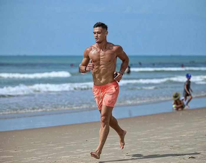 Thủ môn Việt kiều thường chia sẻ những hình ảnh khoe thân hình săn chắc trên trang cá nhân. Patrik cho biết việc duy trì thể trạng là yêu cầu bắt buộc trong sự nghiệp cầu thủ chuyên nghiệp.