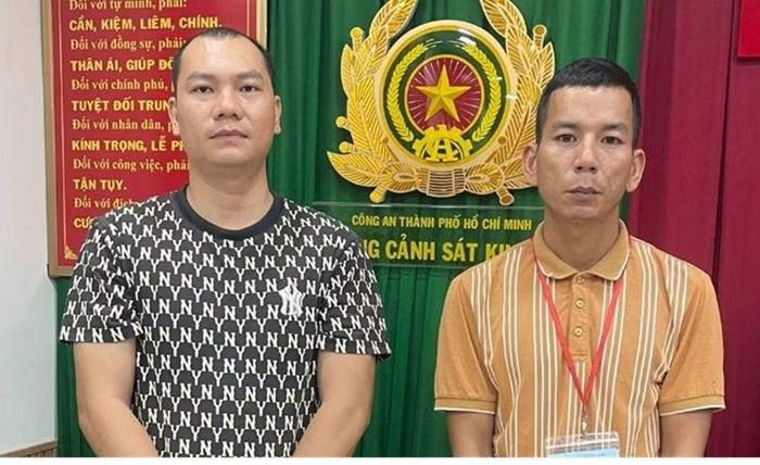 Ngô Sĩ Linh (bên phải) và Nguyễn Hoài Nghĩa tại Cơ quan công an.