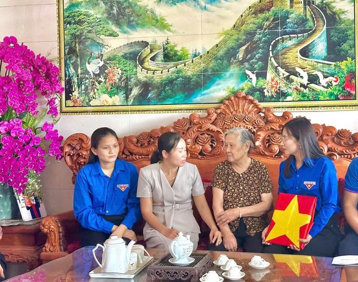 Đoàn viên xã Hiệp Hòa trao ảnh liệt sĩ đến thân nhân gia đình liệt sĩ.