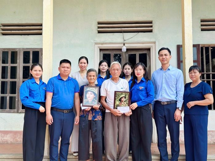 Thân nhân liệt sĩ xúc động khi nhận ảnh phục dựng từ Đoàn xã Hiệp Hòa.